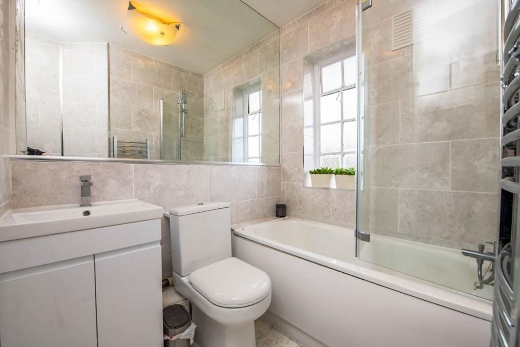 2 bedroom flat for sale in Lyttelton Road, East Finchley, N2