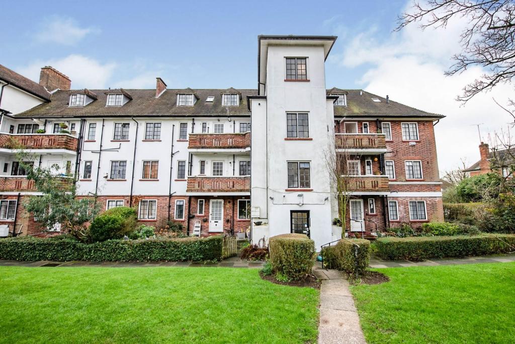 2 bedroom flat for sale in Lyttelton Road, East Finchley, N2