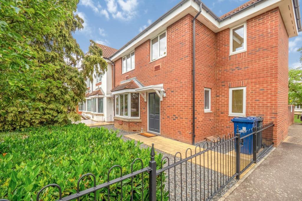 5 bedroom end of terrace house for sale in Greenford Avenue, Hanwell, W7