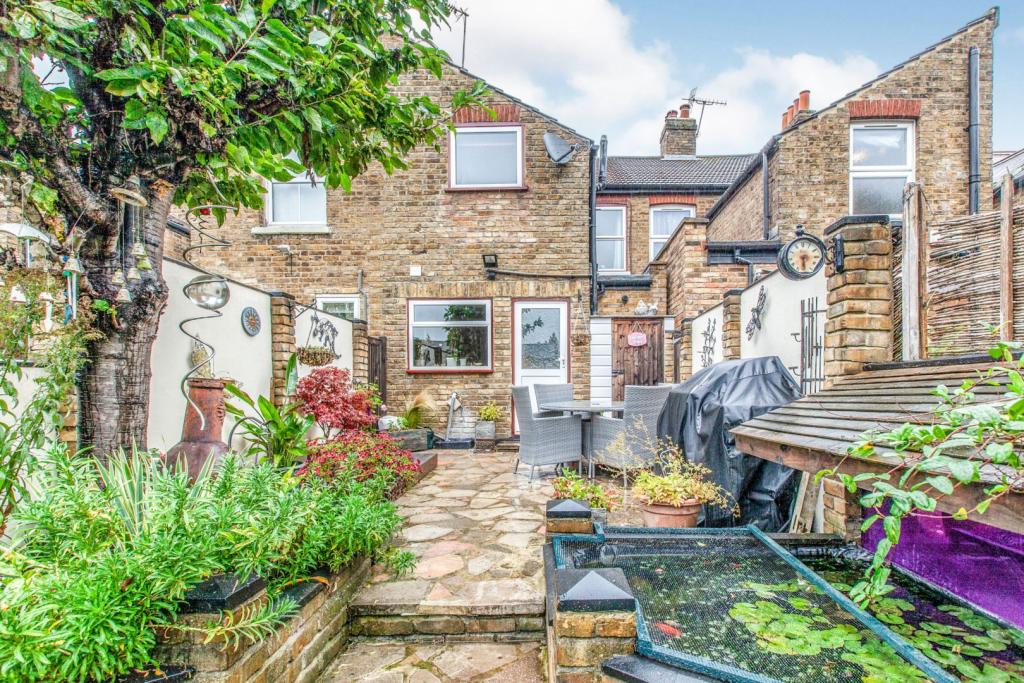 3 bedroom terraced house for sale in Montague Road, Slough, SL1