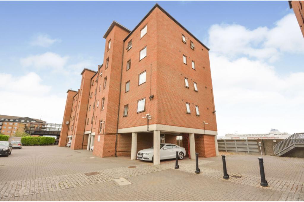2 bedroom flat for sale in West Street, Gravesend, DA11