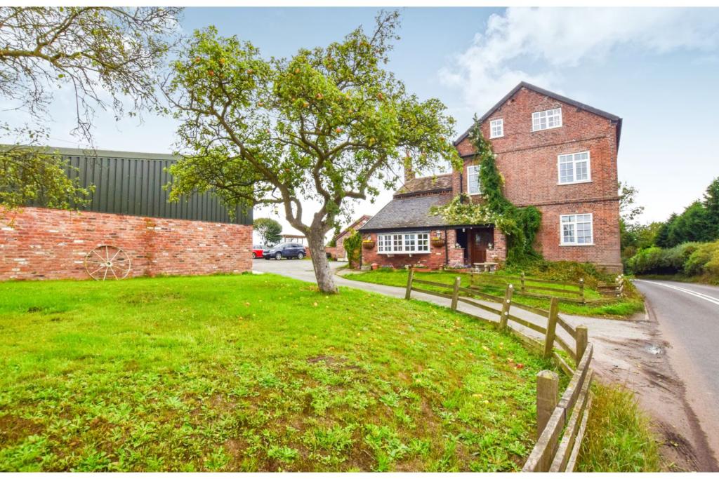 7 bedroom detached house for sale in Oakes Corner, Hatherton, Nantwich, CW5