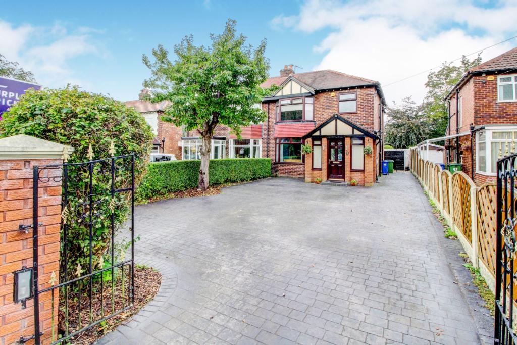 3 bedroom semidetached house for sale in Abingdon Road, Bramhall, SK7