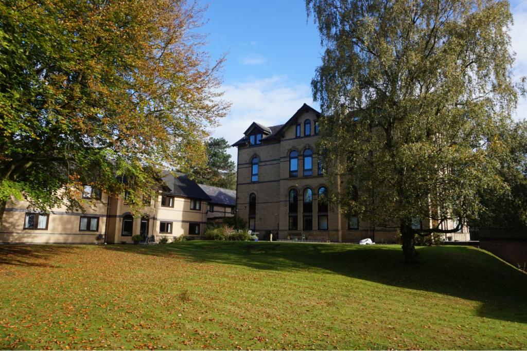 3 bedroom flat for sale in St. Margarets Road, Altrincham, WA14