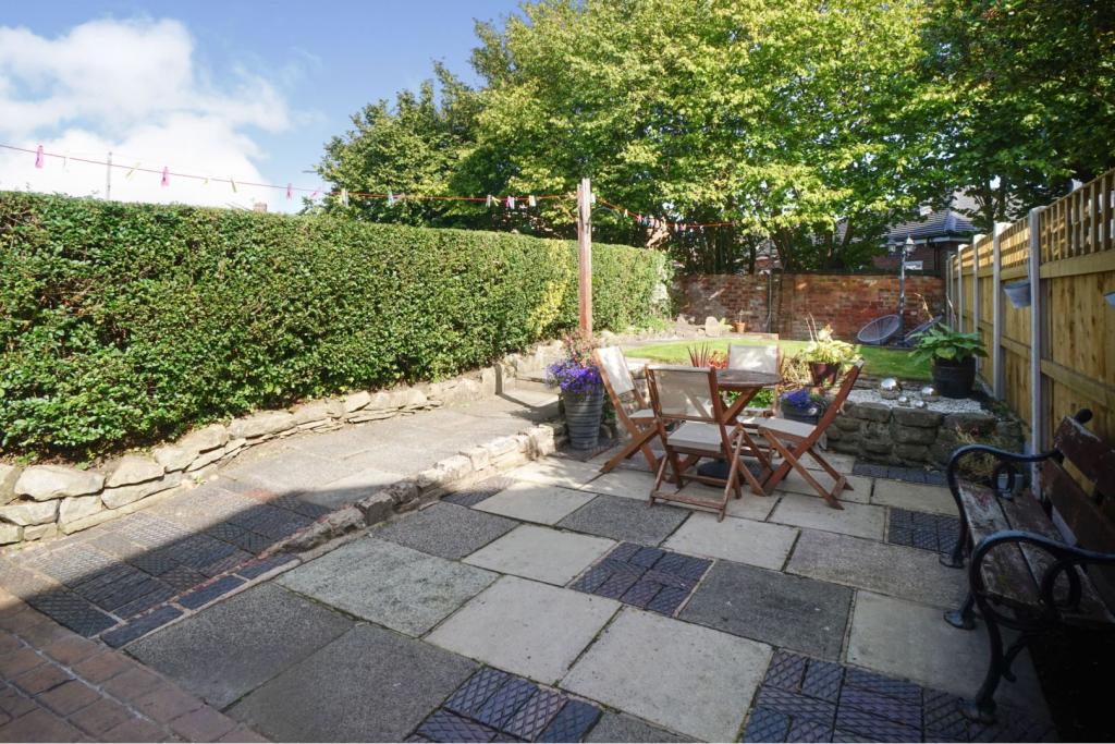 3 bedroom end of terrace house for sale in Moorland Road, Woodsmoor