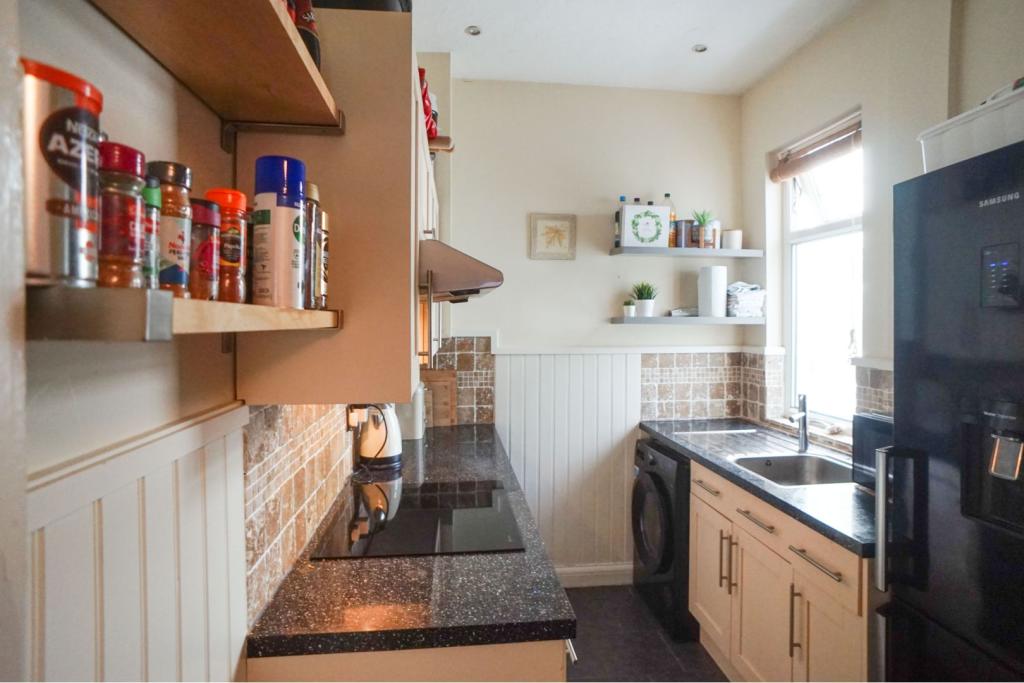 3 bedroom end of terrace house for sale in Moorland Road, Woodsmoor