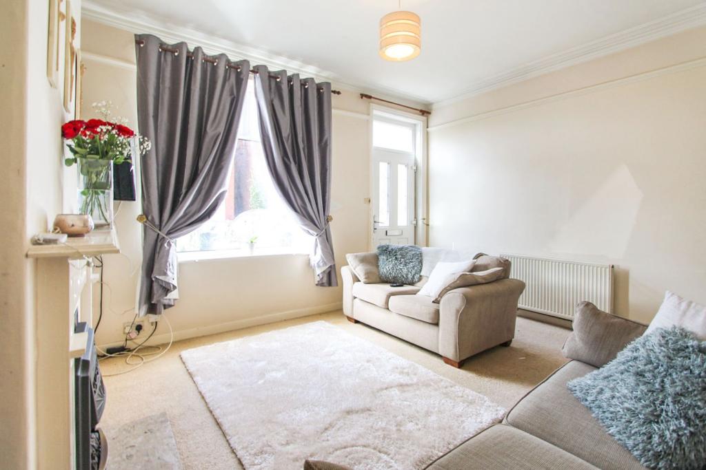 3 bedroom end of terrace house for sale in Moorland Road, Woodsmoor