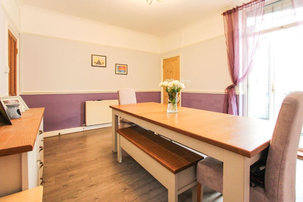 3 bedroom end of terrace house for sale in Moorland Road, Woodsmoor