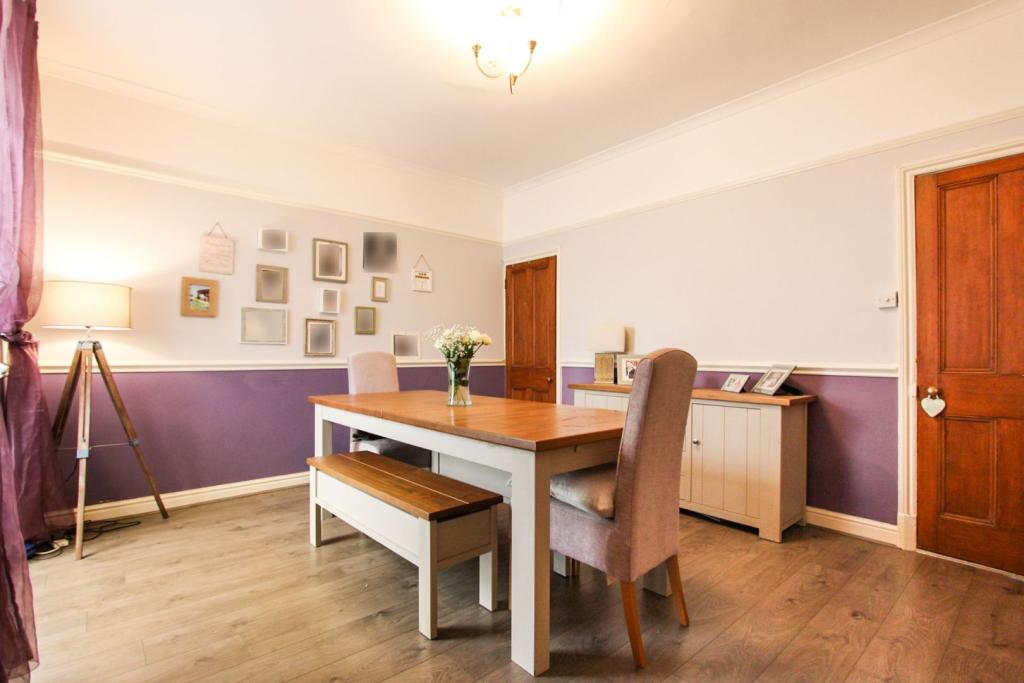 3 bedroom end of terrace house for sale in Moorland Road, Woodsmoor