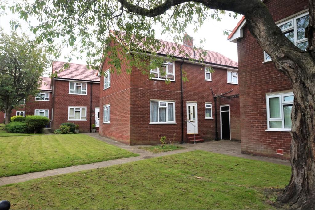 2 bedroom flat for sale in Malton Drive, Altrincham, WA14