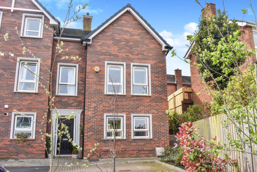 4 bedroom end of terrace house for sale in Donegall Park Avenue