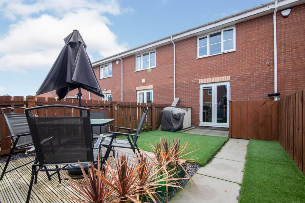 2 bedroom terraced house for sale in Newhouse Road, Toryglen, Glasgow, G42