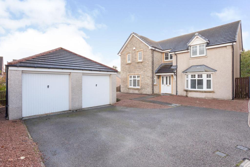 5 bedroom detached house for sale in Castleview Court, Kintore, AB51