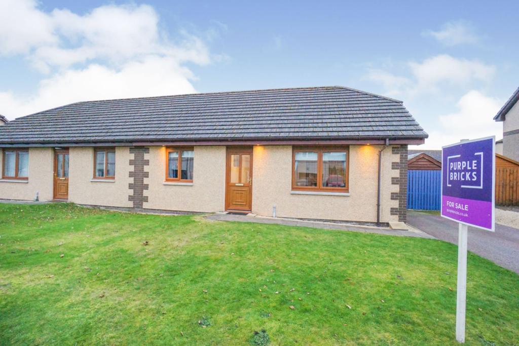 2 bedroom semidetached bungalow for sale in Old Milnafua Road, Alness