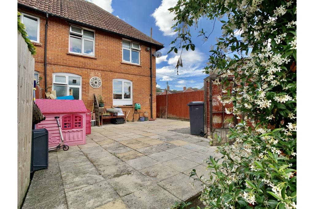 3 bedroom semidetached house for sale in Bricksteed Avenue, Devizes, SN10