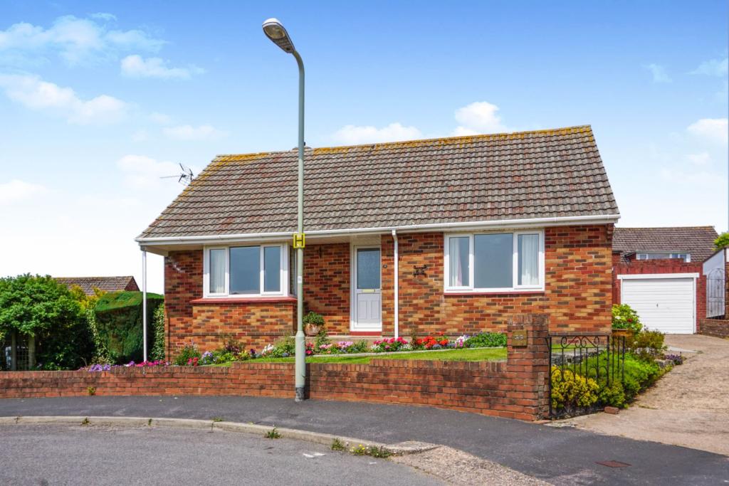 2 bedroom detached bungalow for sale in Essington Close, Exmouth, EX8