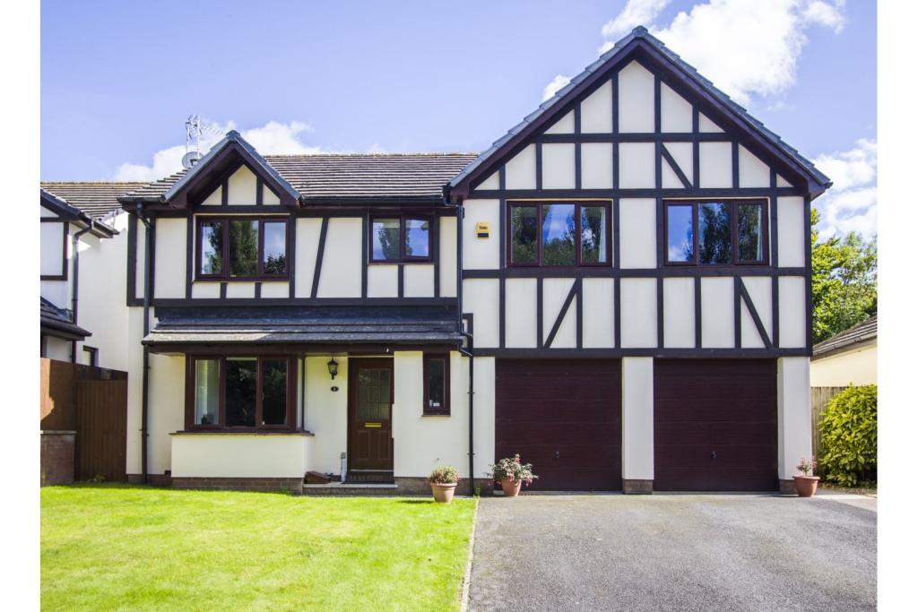 5 bedroom detached house for sale in Coppice Close, Fremington