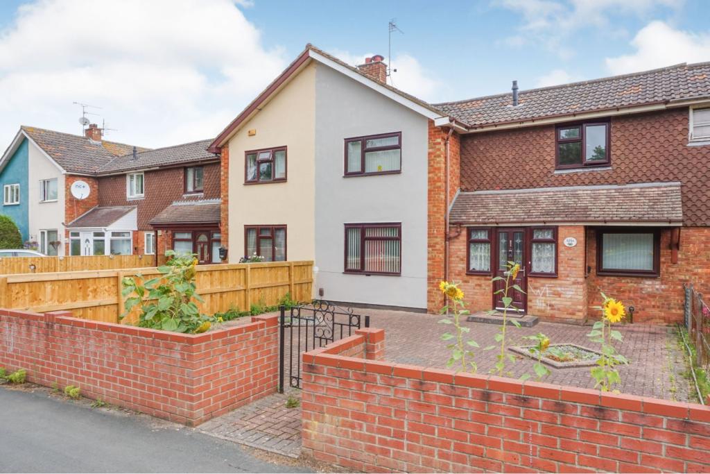 3 bedroom terraced house for sale in Queens Drive, Swindon, SN3