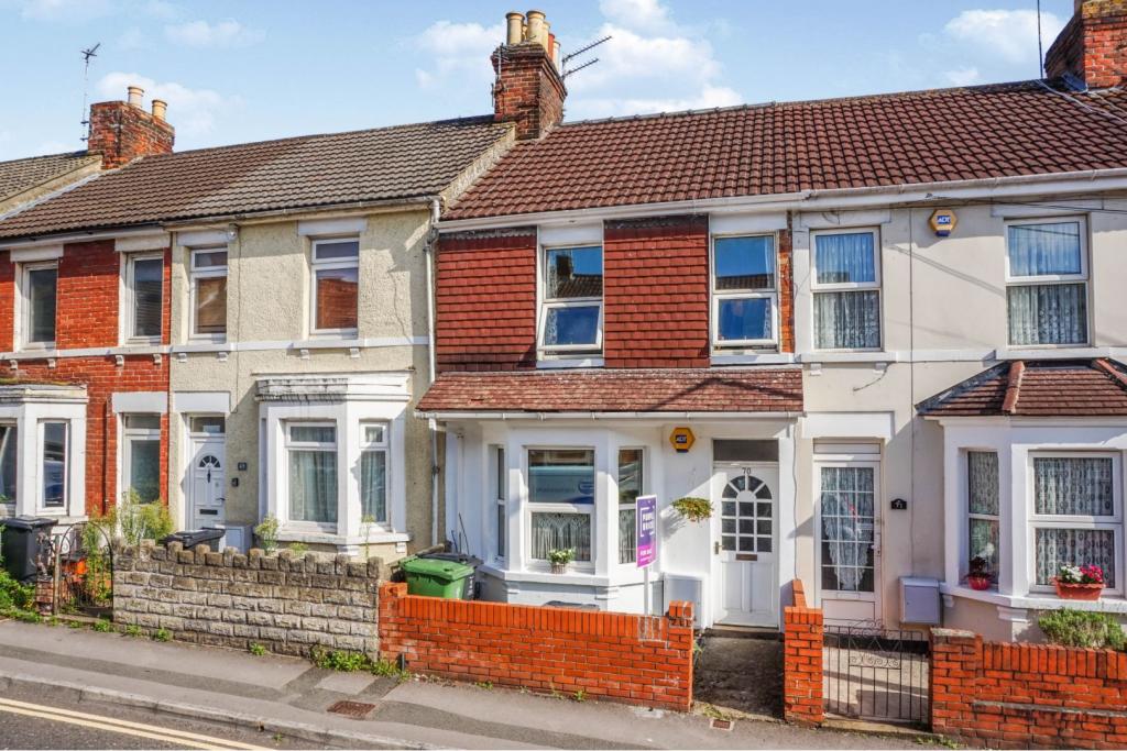 3 bedroom terraced house for sale in William Street, Swindon, SN1
