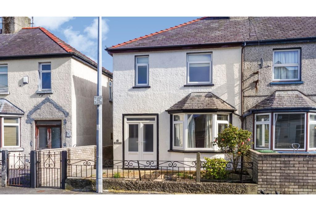 3 bedroom semidetached house for sale in Glynne Road, Bangor, LL57