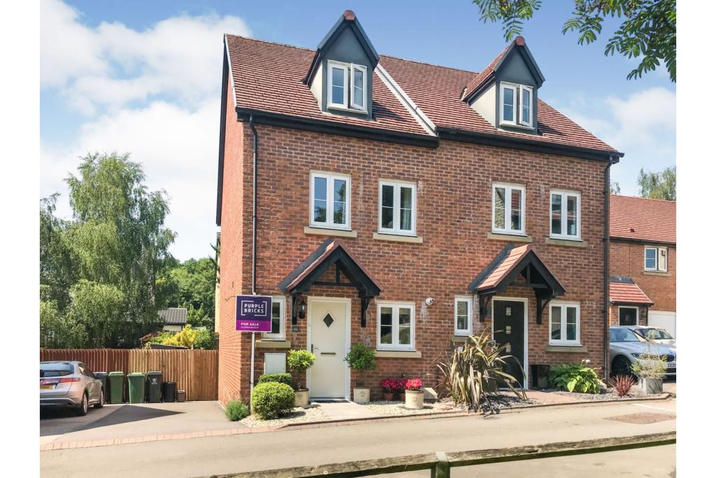 3 bedroom semidetached house for sale in Whitworth Square, Whitchurch