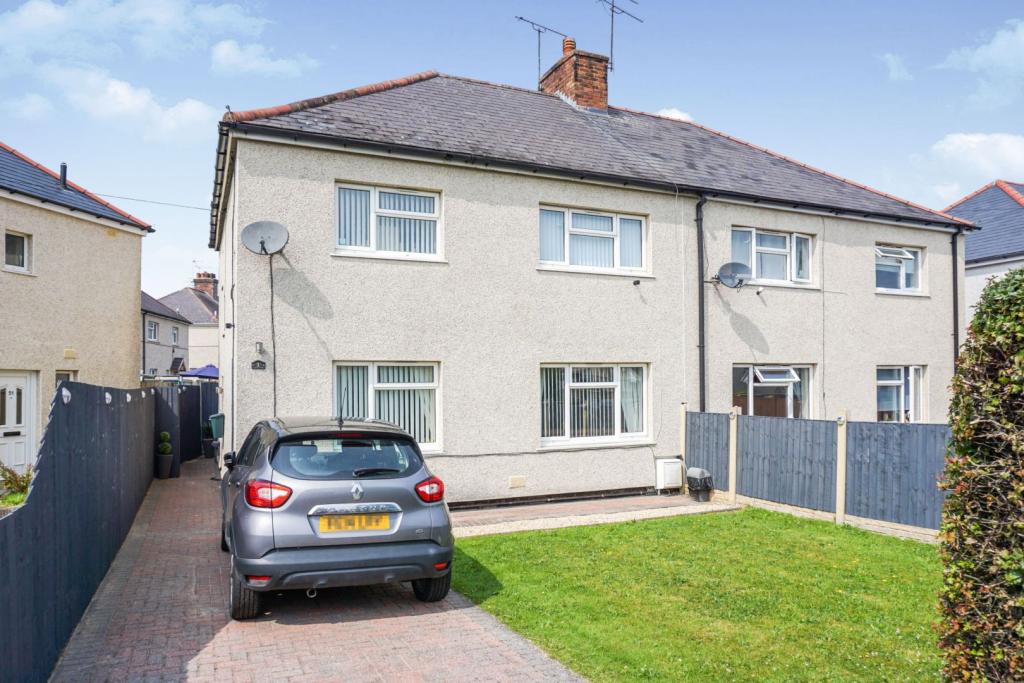 3 bedroom semidetached house for sale in Sixth Avenue, Wrexham, LL12
