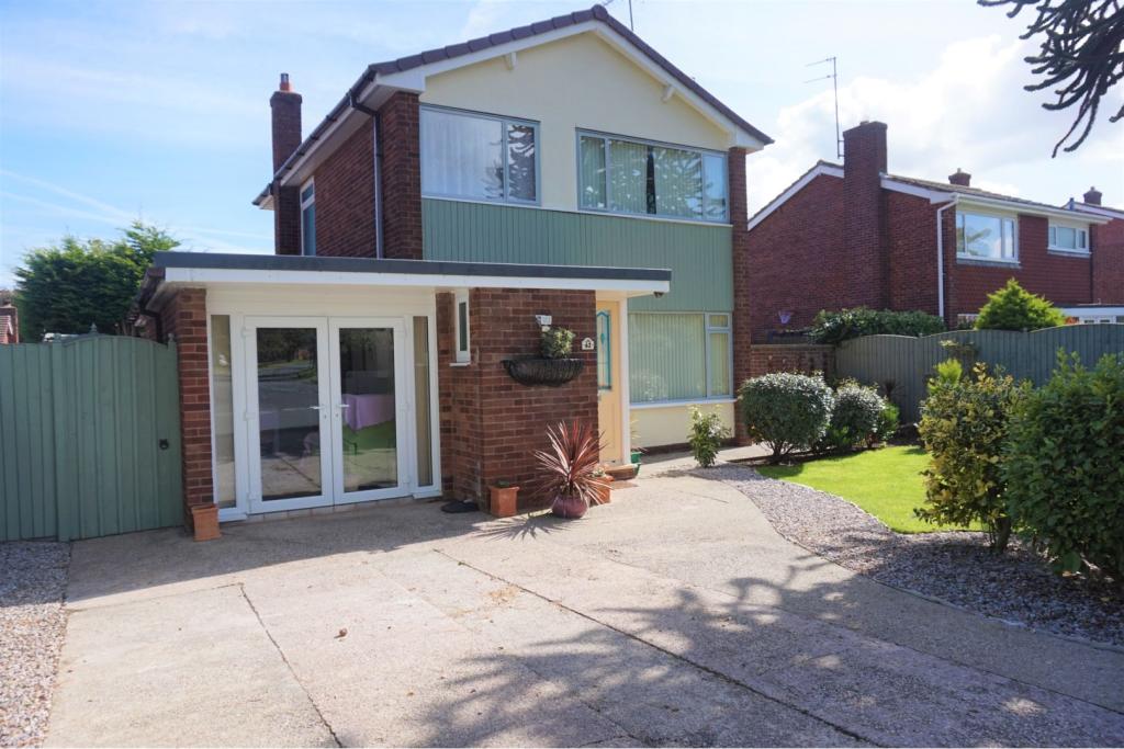 3 bedroom detached house for sale in Sea Road, Abergele, LL22
