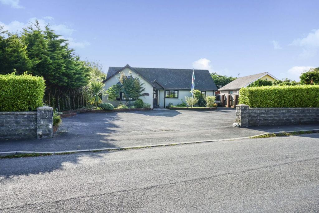3 bedroom detached bungalow for sale in Hook, Haverfordwest, SA62