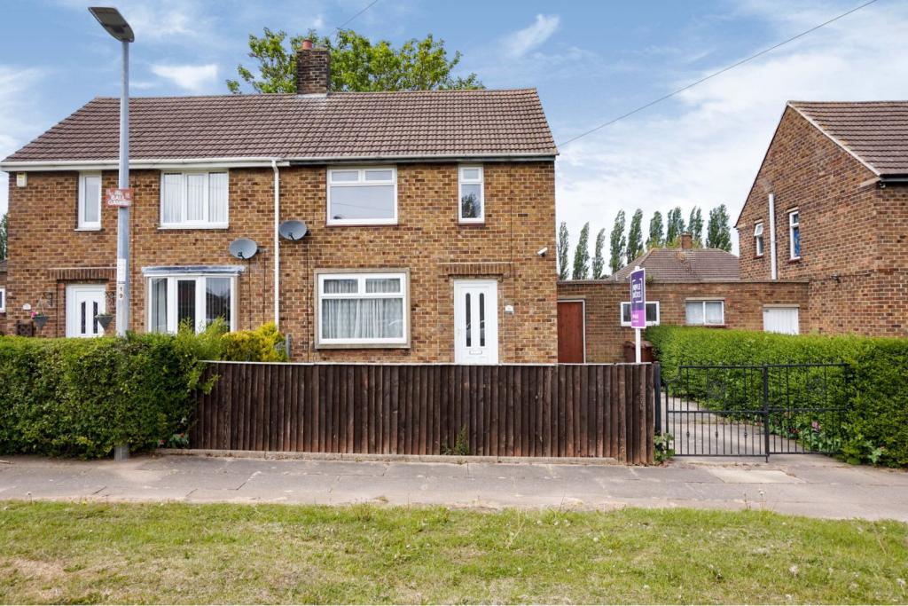 2 bedroom semidetached house for sale in St. Ives Crescent, Grimsby, DN34