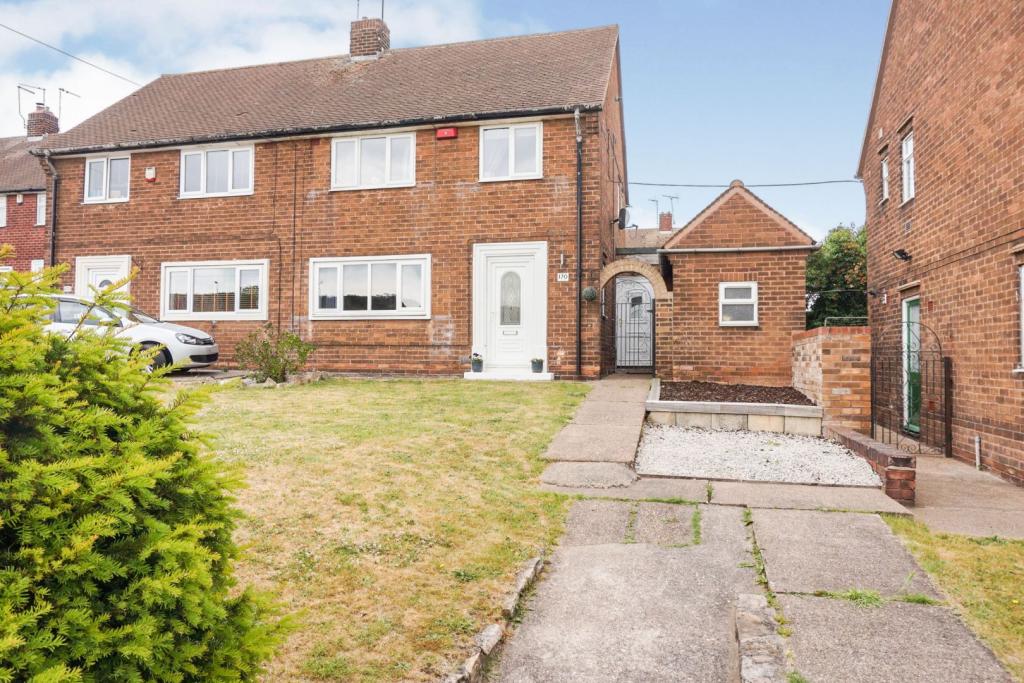 3 bedroom semidetached house for sale in Kilton Hill, Worksop, S81