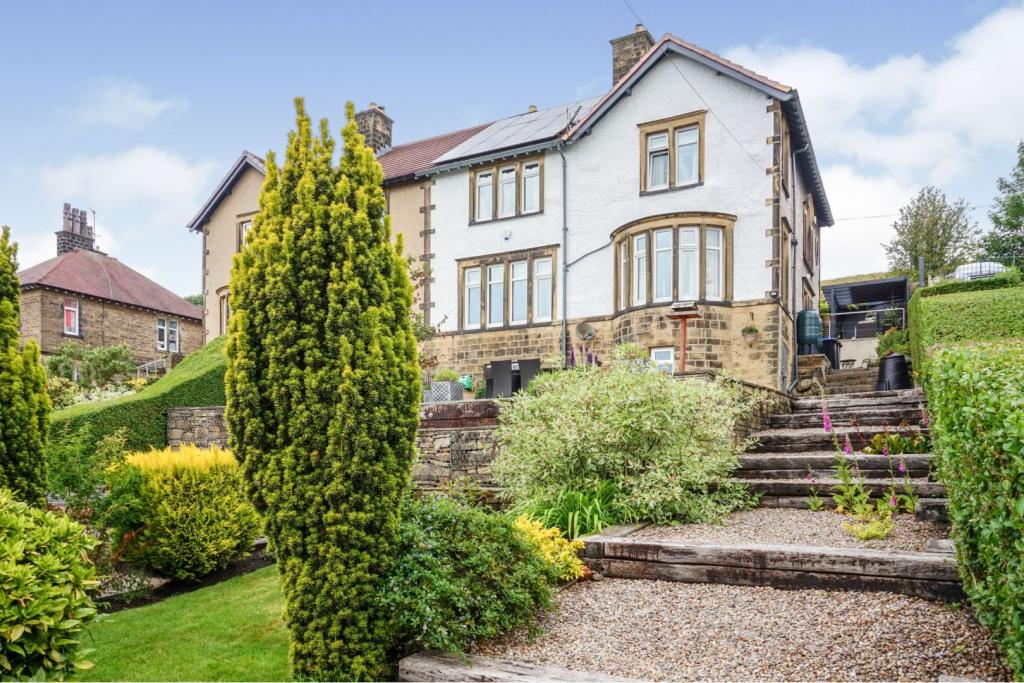 4 bedroom semidetached house for sale in 86 Banks Lane, Riddlesden, BD20