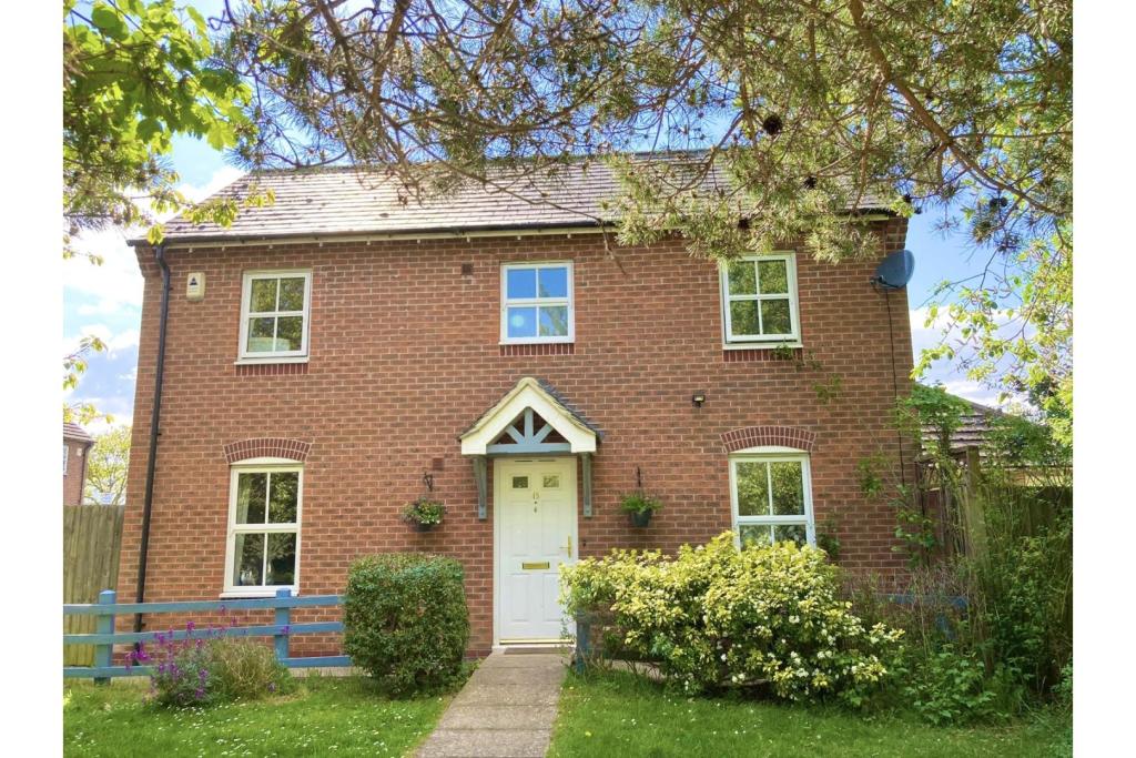 3 bedroom detached house for sale in Oak Tree Drive, Witham St Hughs
