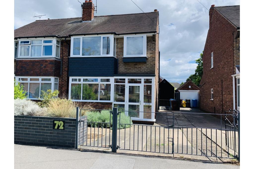 3 bedroom semidetached house for sale in Auckland Avenue, Hull, HU6