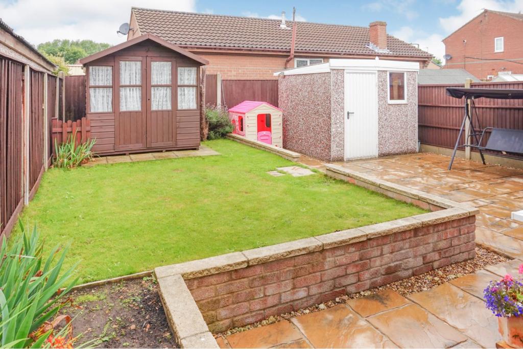 4 bedroom detached house for sale in Broadwater Drive, Dunscroft
