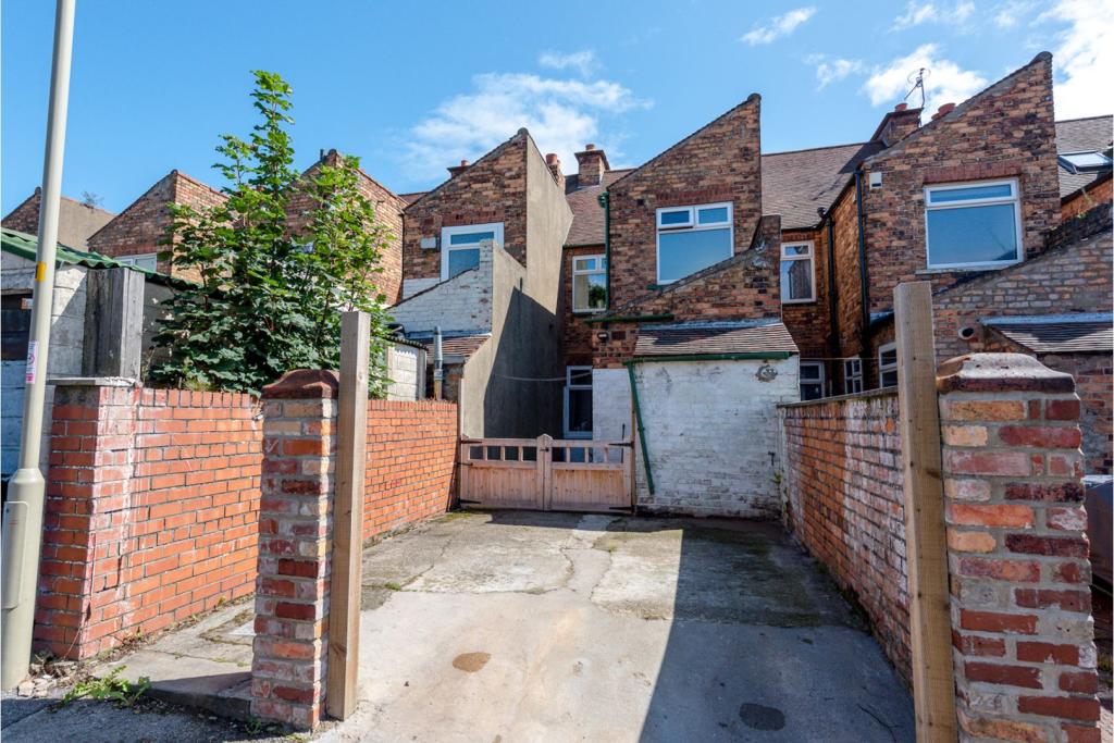 2 bedroom terraced house for sale in Seamer Road, Scarborough, YO12