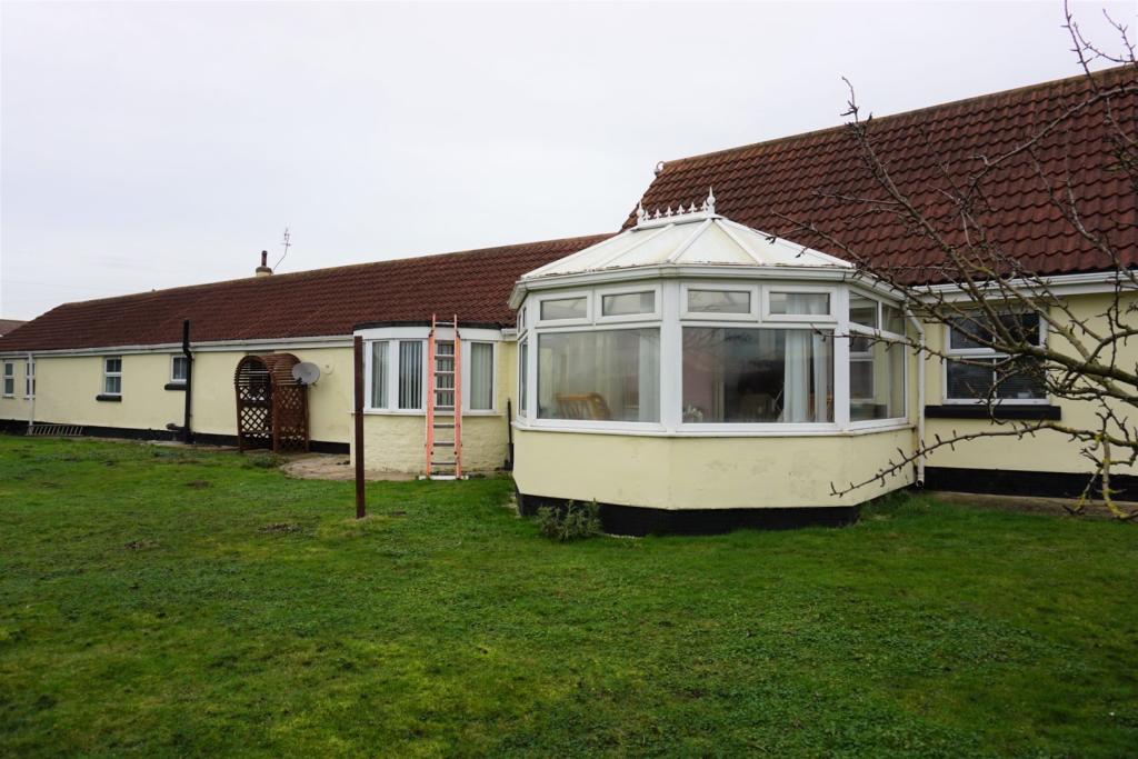 4 bedroom detached house for sale in Dunswell Road, Cottingham, HU16