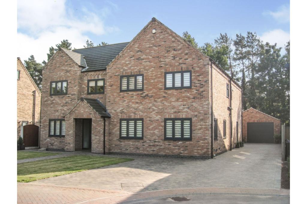 5 bedroom detached house for sale in Abbeyfield Court, Hatfield
