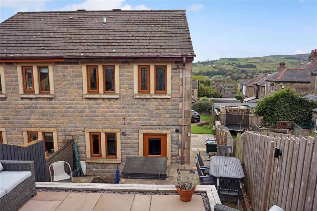 3 bedroom semidetached house for sale in Campinot Vale, Slaithwaite