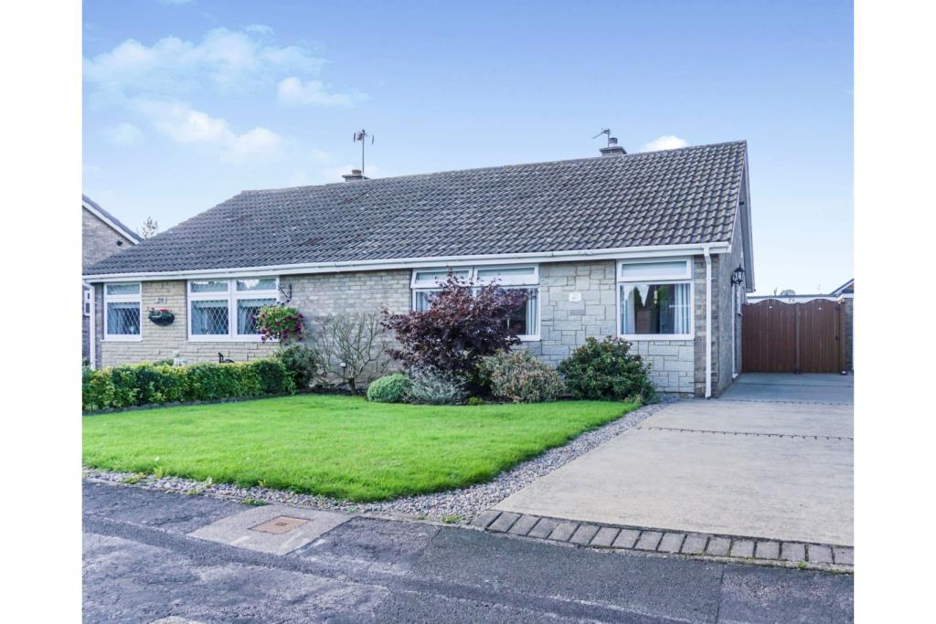 2 bedroom semidetached bungalow for sale in The Meadows, Howden, DN14