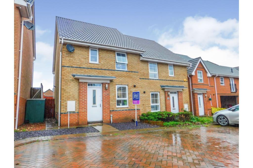 3 bedroom semidetached house for sale in Osprey Drive, Scunthorpe, DN16