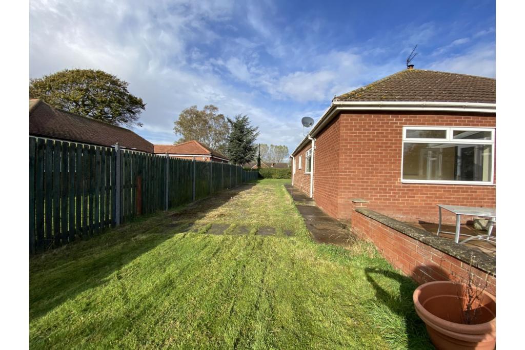 2 bedroom detached bungalow for sale in Main Road, Hull, HU12