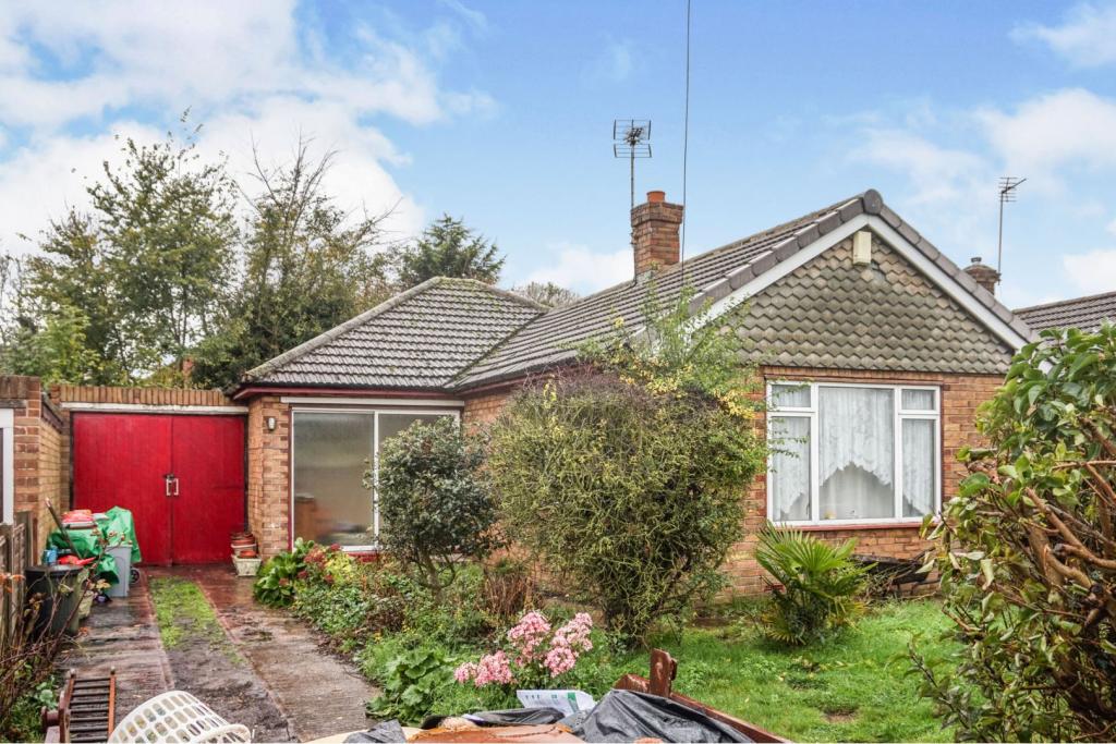 2 bedroom detached bungalow for sale in Marlborough Avenue, Haxey