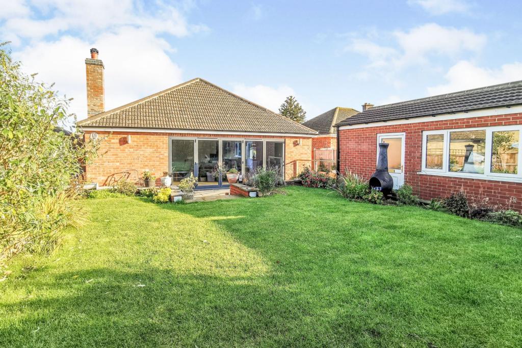 3 bedroom detached bungalow for sale in Dunston Road, Metheringham ...