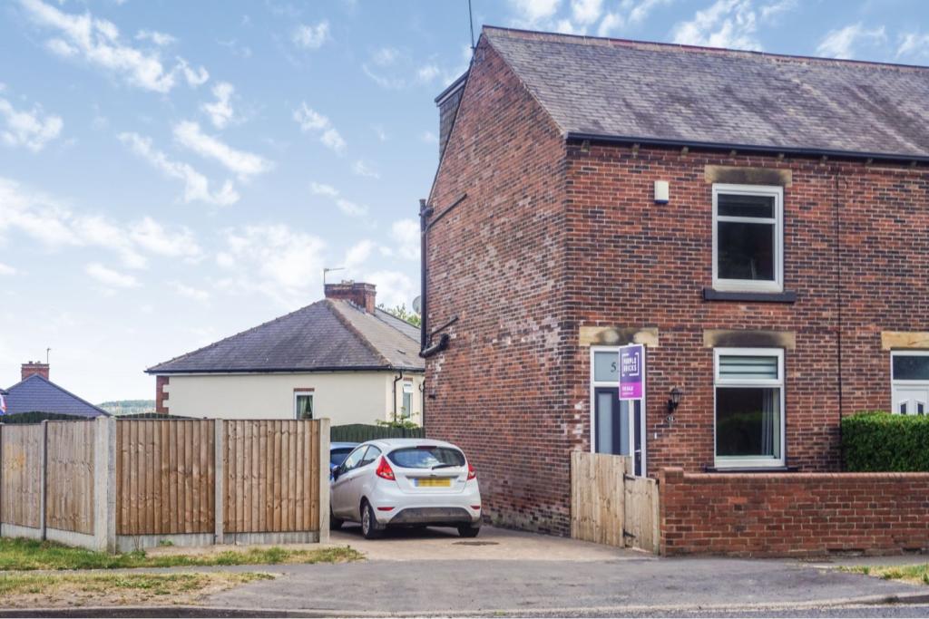 3 bedroom end of terrace house for sale in Northfield Lane, Horbury