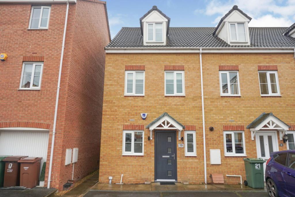 3 bedroom town house for sale in Springfield Close, Wakefield, WF3