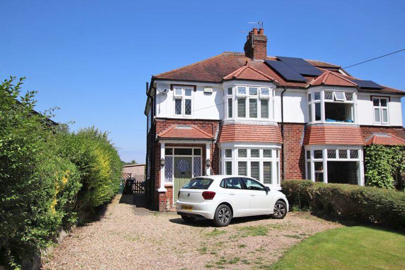 3 bedroom semidetached house for sale in Horncastle Road, Louth, LN11