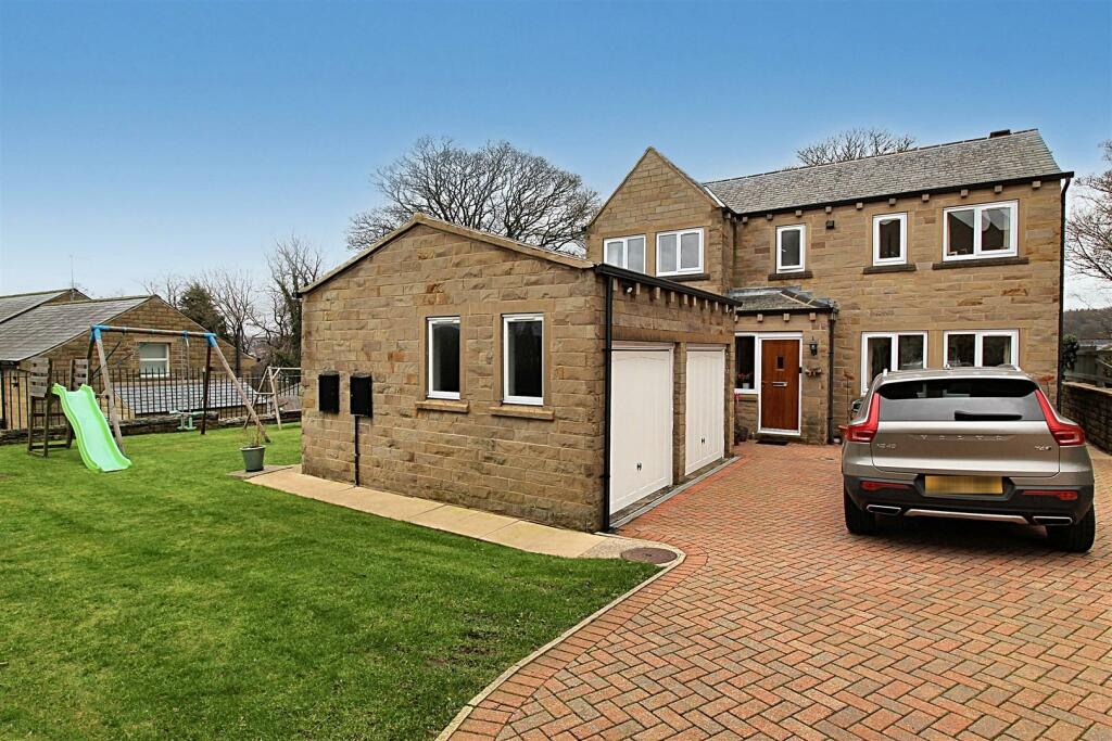 4 bedroom detached house for sale in Blacksmiths Fold, Almondbury
