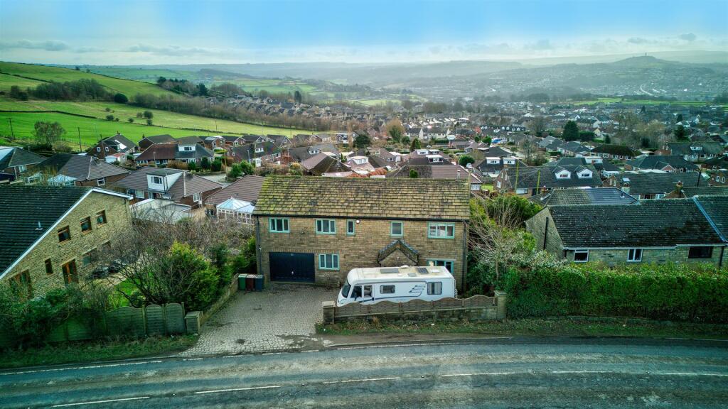 4 bedroom detached house for sale in Moor Top Road, Kirkheaton