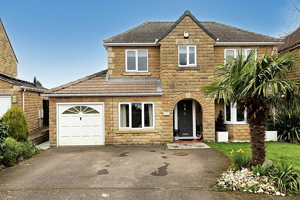 4 bedroom detached house for sale in Helted Way, Almondbury