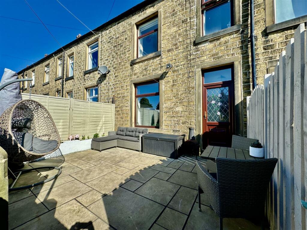 3 bedroom terraced house for sale in Summer Street, Netherton